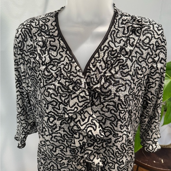 Stretchy Black & White patterned Ruffle Blouse Size M - Picture 4 of 7
